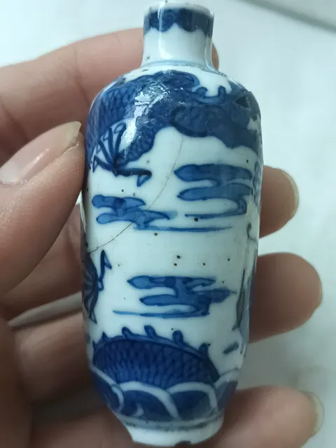 古玩陶瓷青花鼻煙壺，是縮釉孔真品鑒賞圖