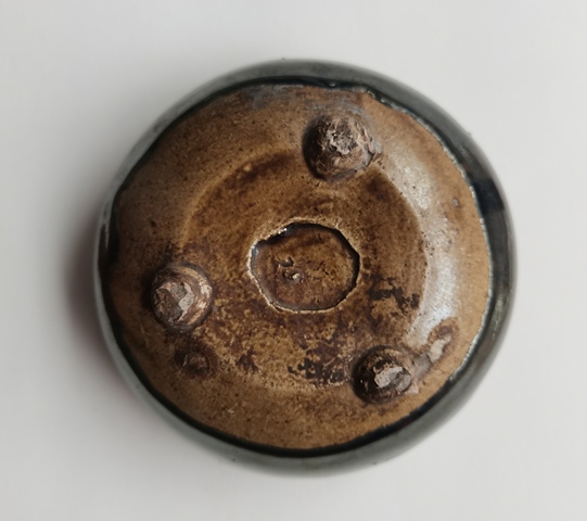 古玩陶瓷醬釉斂口三足爐拍賣,當前價格0元