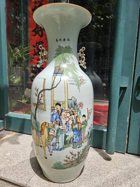 古玩陶瓷粉彩人物故事雙耳瓶真品鑒賞圖