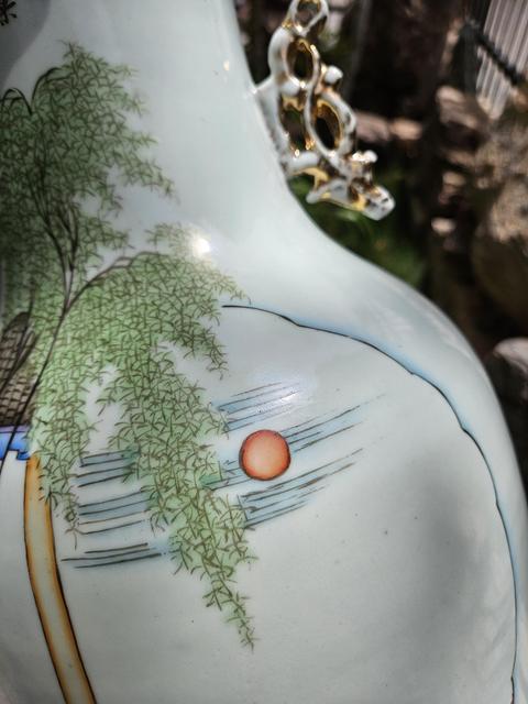 古玩陶瓷粉彩人物故事雙耳瓶真品鑒賞圖