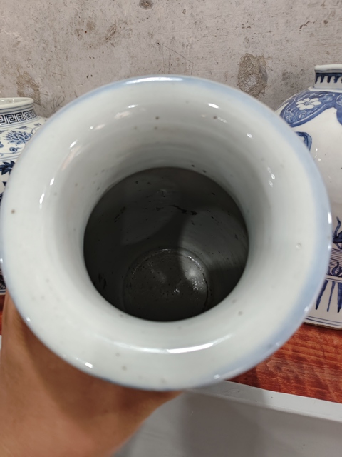 古玩陶瓷藍釉堆白花卉紋燈籠瓶真品鑒賞圖