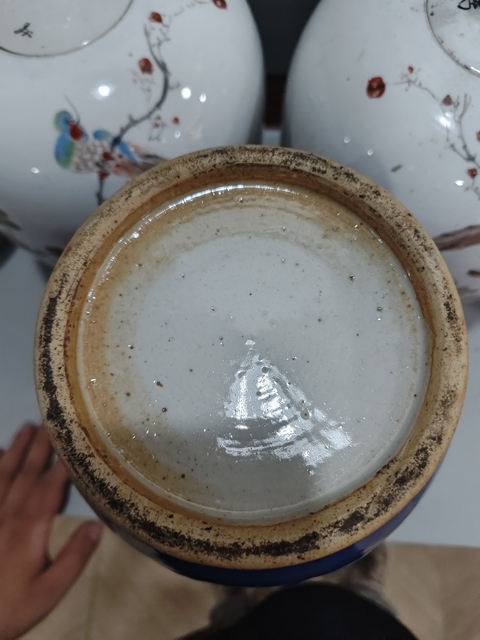 古玩陶瓷藍釉堆白花卉紋燈籠瓶真品鑒賞圖