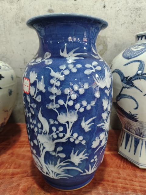 古玩陶瓷藍釉堆白花卉紋燈籠瓶真品鑒賞圖