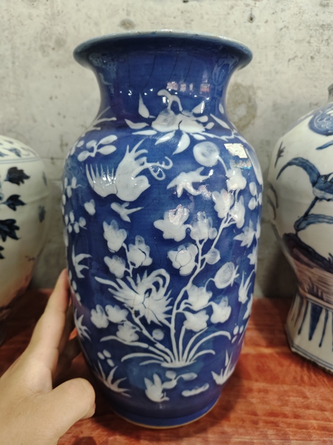 古玩陶瓷藍釉堆白花卉紋燈籠瓶真品鑒賞圖