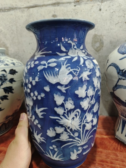 古玩陶瓷藍釉堆白花卉紋燈籠瓶真品鑒賞圖