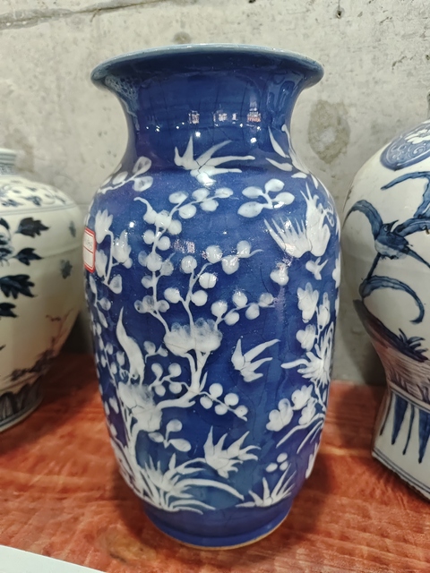 古玩陶瓷藍釉堆白花卉紋燈籠瓶真品鑒賞圖