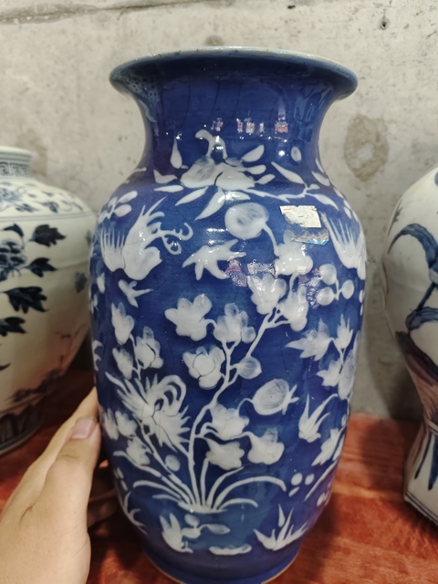 古玩陶瓷藍釉堆白花卉紋燈籠瓶真品鑒賞圖