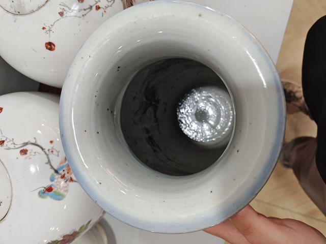 古玩陶瓷藍釉堆白花卉紋燈籠瓶真品鑒賞圖