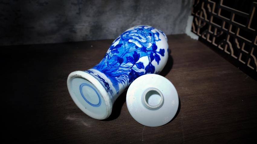 古玩陶瓷晚清·青花花鳥洞石花卉蓋瓶真品鑒賞圖