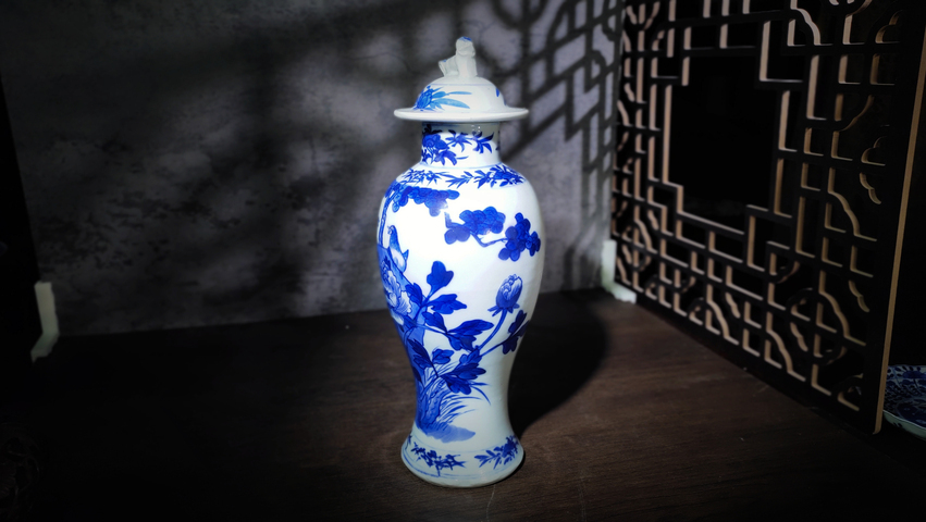 古玩陶瓷晚清·青花花鳥洞石花卉蓋瓶真品鑒賞圖