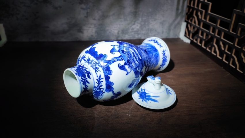 古玩陶瓷晚清·青花花鳥洞石花卉蓋瓶真品鑒賞圖