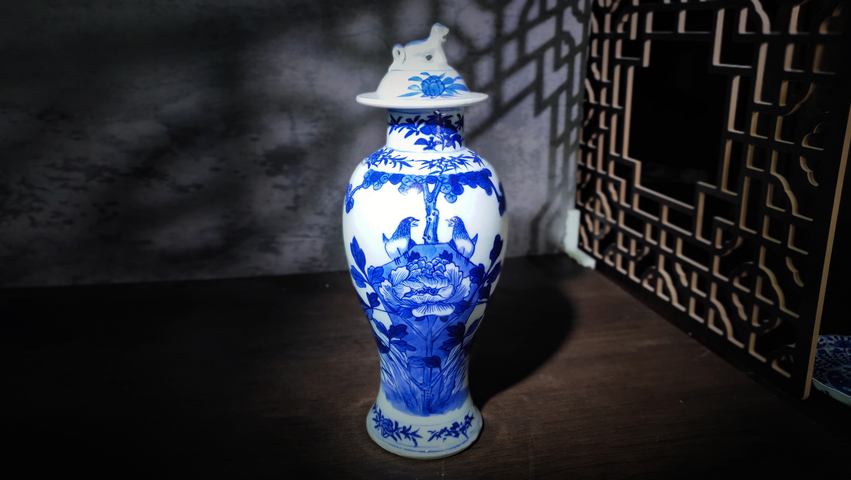 古玩陶瓷晚清·青花花鳥洞石花卉蓋瓶真品鑒賞圖