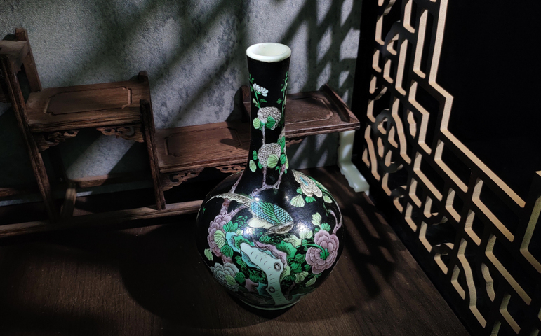 古玩陶瓷晚清·墨地素三彩富貴白頭花鳥天球瓶真品鑒賞圖