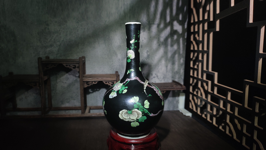 古玩陶瓷晚清·墨地素三彩富貴白頭花鳥天球瓶真品鑒賞圖