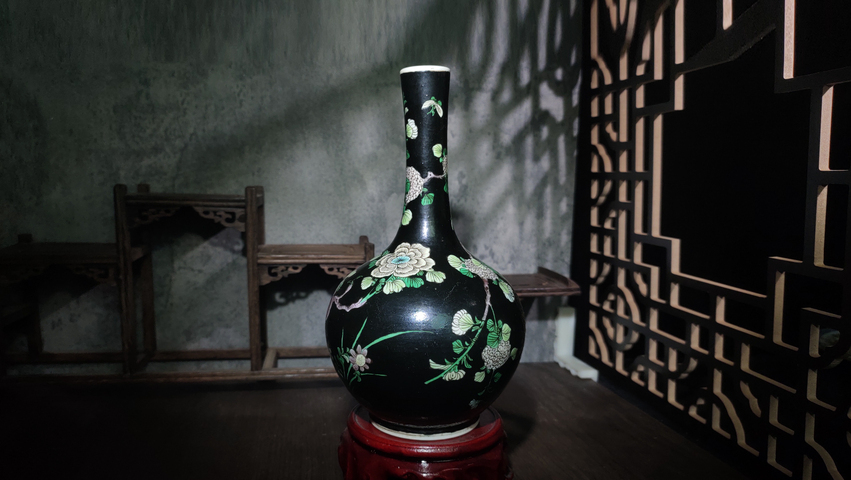 古玩陶瓷晚清·墨地素三彩富貴白頭花鳥天球瓶真品鑒賞圖