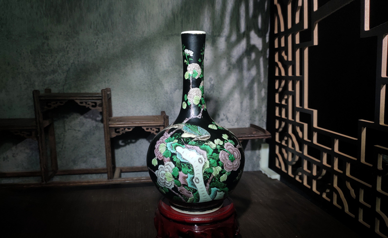 古玩陶瓷晚清·墨地素三彩富貴白頭花鳥天球瓶真品鑒賞圖