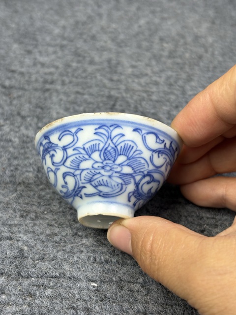 古玩陶瓷青花纏枝花卉紋壓手杯拍賣，當前價格238元