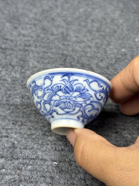古玩陶瓷青花纏枝花卉紋壓手杯拍賣，當前價格238元