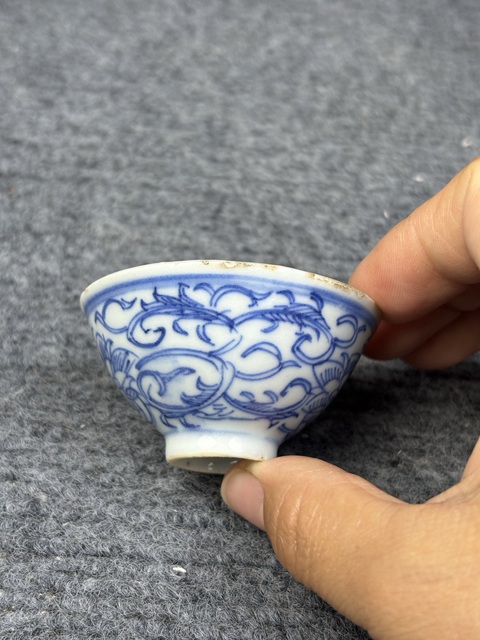 古玩陶瓷青花纏枝花卉紋壓手杯拍賣，當前價格238元