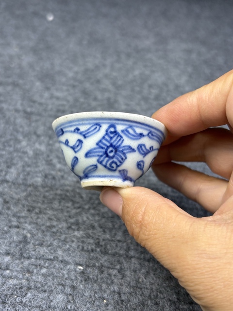 古玩陶瓷青花纏枝花卉紋小杯拍賣，當前價格588元