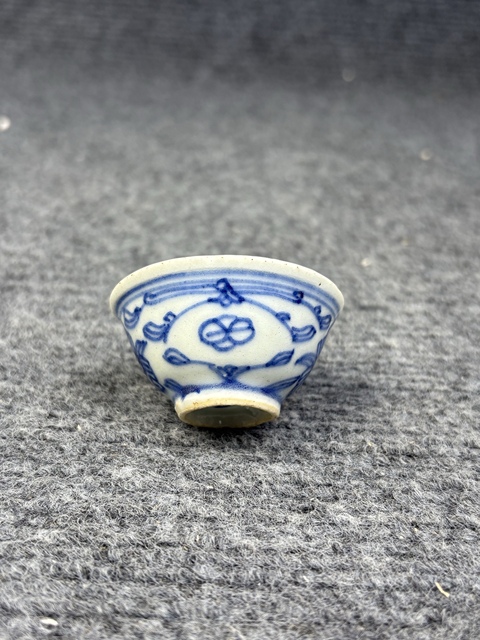 古玩陶瓷青花纏枝花卉紋小杯拍賣，當前價格588元
