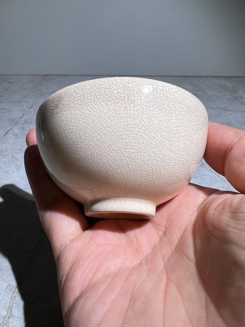 古玩陶瓷(玻璃質(zhì)感漂亮)哥釉壓手杯(有不錯收藏價值)拍賣,當前價格0元