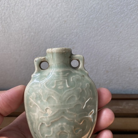 古玩陶瓷清中期豆青釉夔龍壽字雙系瓶拍賣，當前價格580元