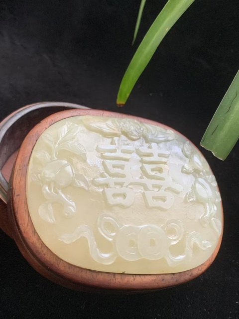 古玩玉器清代和田玉鑲紅木蓋盒拍賣，當前價格28000元