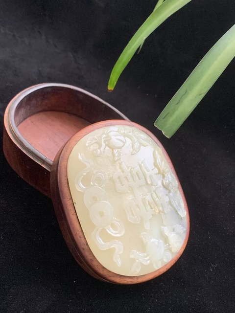 古玩玉器清代和田玉鑲紅木蓋盒拍賣，當前價格28000元