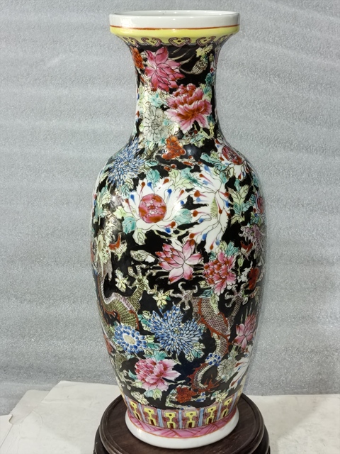 古玩陶瓷墨地粉彩龍穿花紋瓶拍賣，當前價格1688元