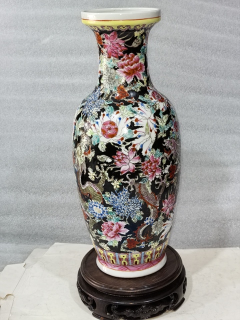古玩陶瓷墨地粉彩龍穿花紋瓶拍賣，當前價格1688元