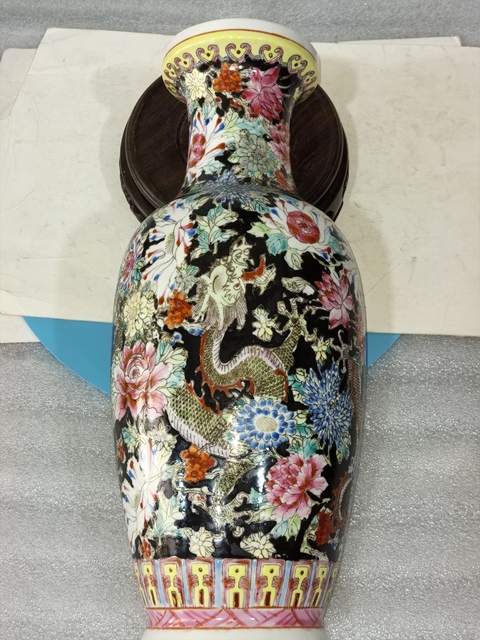 古玩陶瓷墨地粉彩龍穿花紋瓶拍賣，當前價格1688元