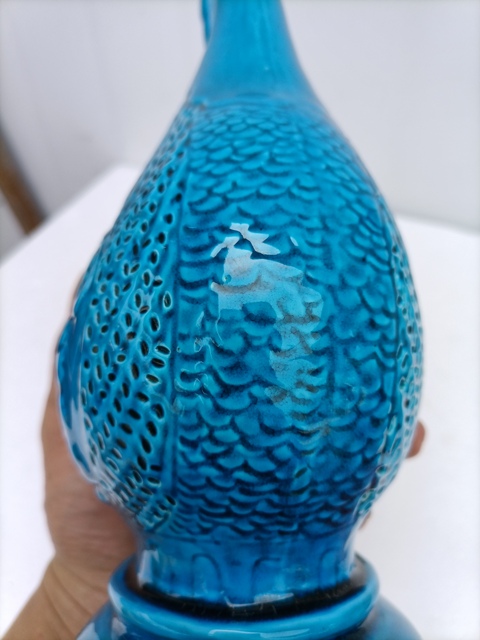 古玩陶瓷孔雀藍釉鏤空瓶真品鑒賞圖