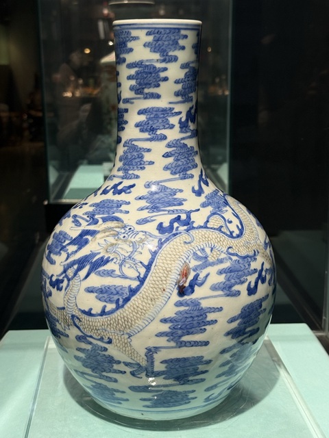 古玩陶瓷青花釉里紅云龍紋天球瓶真品鑒賞圖