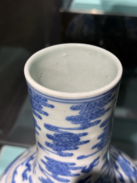 古玩陶瓷青花釉里紅云龍紋天球瓶真品鑒賞圖