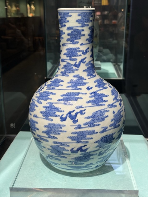古玩陶瓷青花釉里紅云龍紋天球瓶真品鑒賞圖