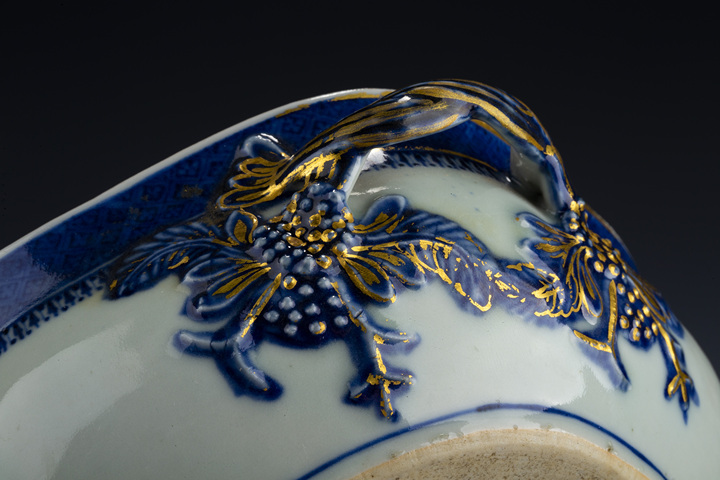 古玩陶瓷清中·青花描金山水樓閣紋蓋鍋真品鑒賞圖