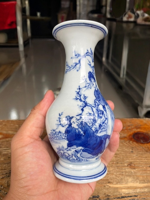 古玩陶瓷青花人物瓶真品鑒賞圖