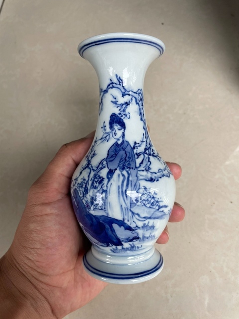 古玩陶瓷青花人物瓶真品鑒賞圖