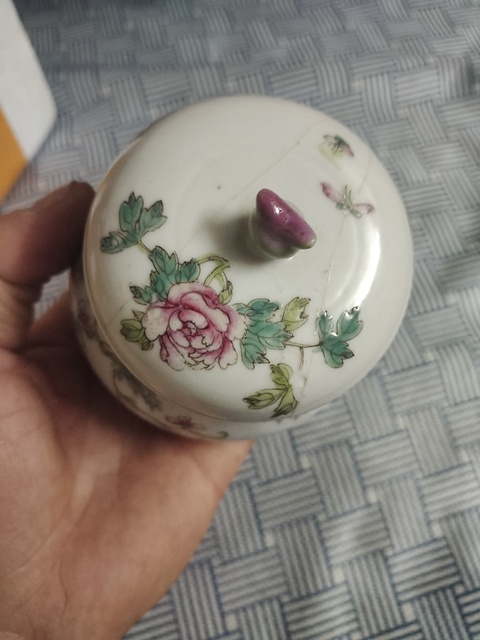 古玩陶瓷民國·粉彩花卉蓋盅真品鑒賞圖