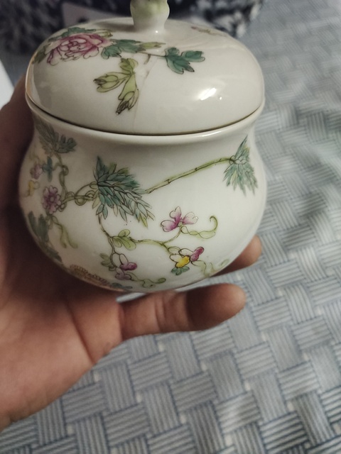 古玩陶瓷民國·粉彩花卉蓋盅真品鑒賞圖