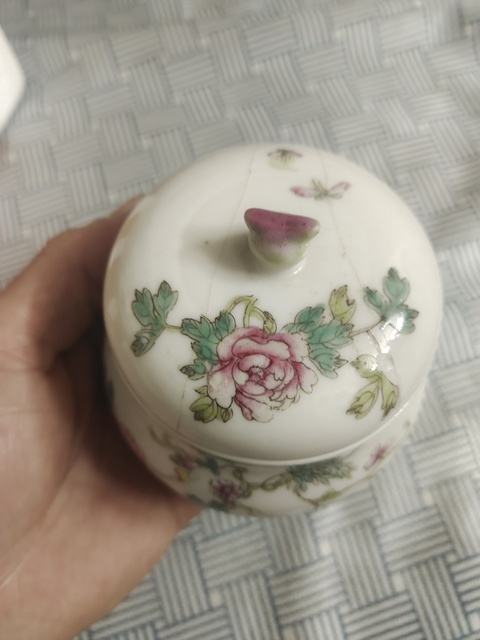 古玩陶瓷民國·粉彩花卉蓋盅真品鑒賞圖