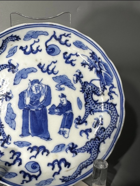 古玩陶瓷青花天官賜福圖盤真品鑒賞圖