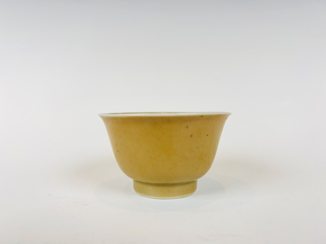 古玩陶瓷清康熙·米黃釉撇口杯真品鑒賞圖