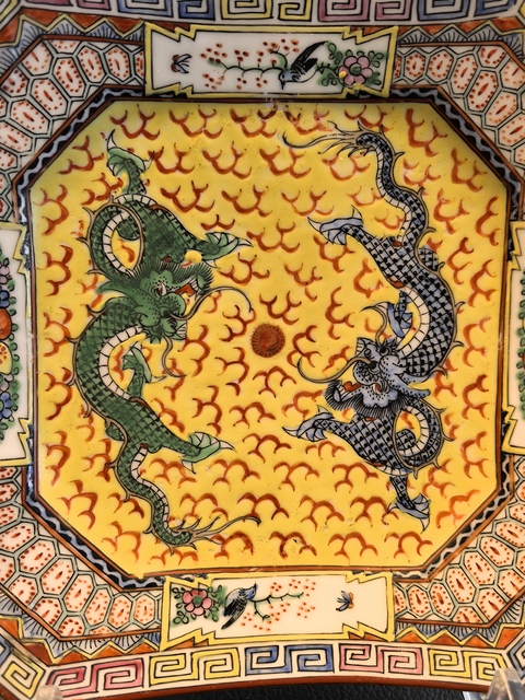 古玩陶瓷廣彩龍紋四方盤真品鑒賞圖