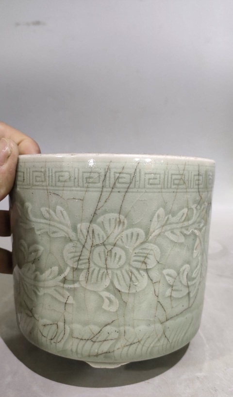 古玩陶瓷豆青釉刻花筒爐真品鑒賞圖