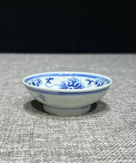 古玩陶瓷晚清青花雙勾纏枝蓮小碟真品鑒賞圖