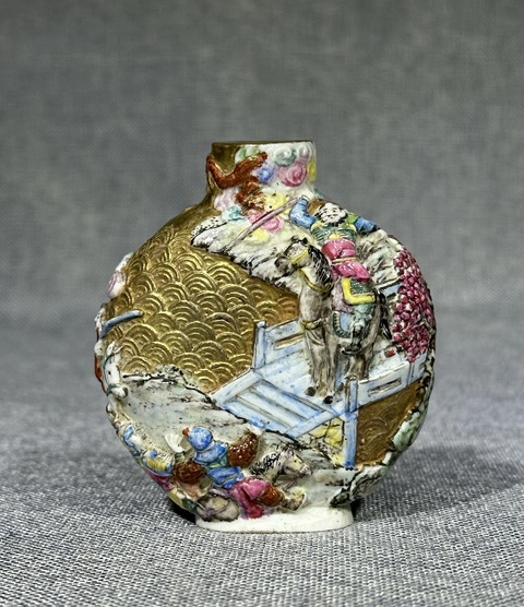 古玩陶瓷刀馬人鼻煙壺真品鑒賞圖