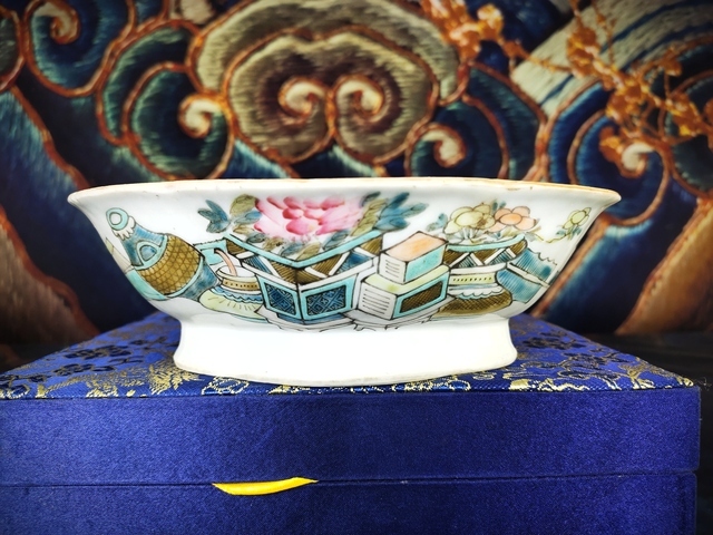古玩陶瓷清光緒·名家施錦堂淺絳彩博古圖海棠口供碗拍賣,當前價格4500元