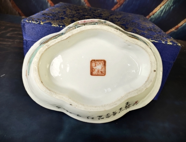 古玩陶瓷清光緒·名家施錦堂淺絳彩博古圖海棠口供碗拍賣,當前價格4500元